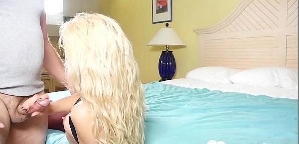  This hot blonde teen knows her things